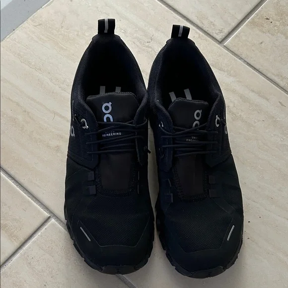 On clouds woMen's Black Athletic Sneakers - Picture 1 of 3